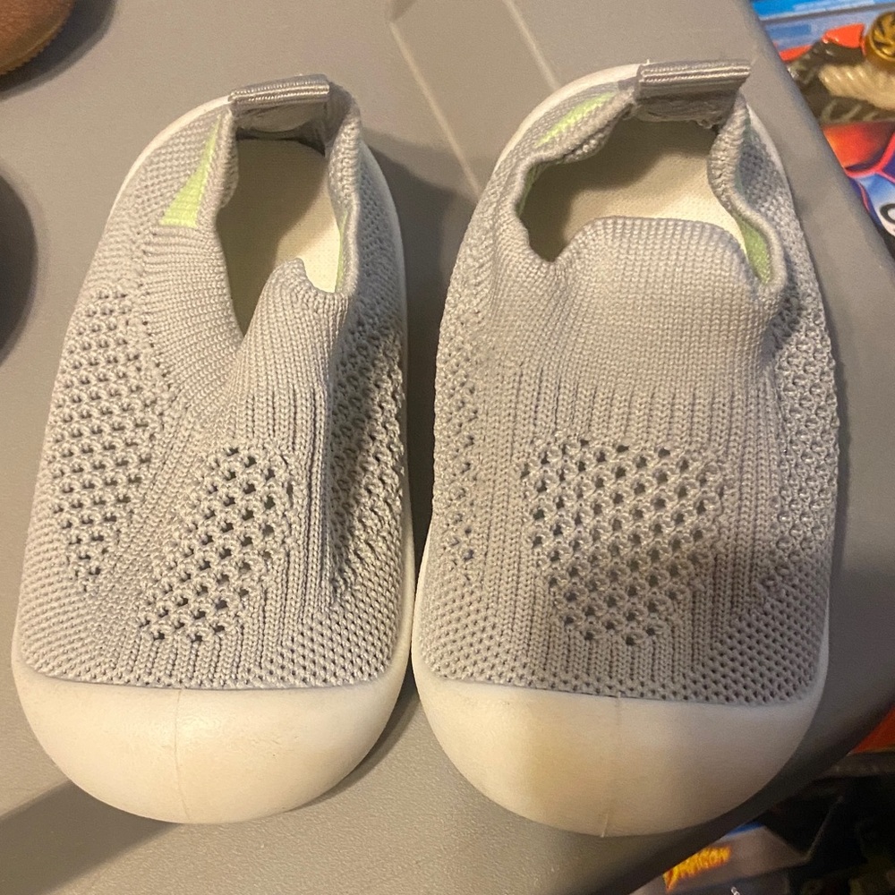 toddler Lightweight Slip-On Knit Sneakers in Light Gray
